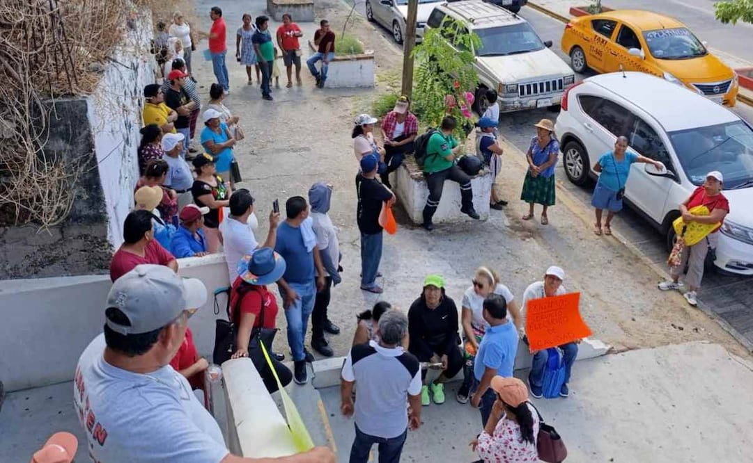 Habitantes de Salina Cruz, Oaxaca protestan contra la CFE por fallas en el servicio. Foto: Especial.