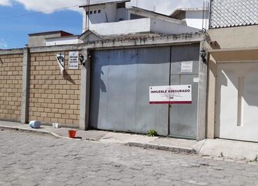 Localizan restos humanos enterrados en el patio de una casa en Metepec