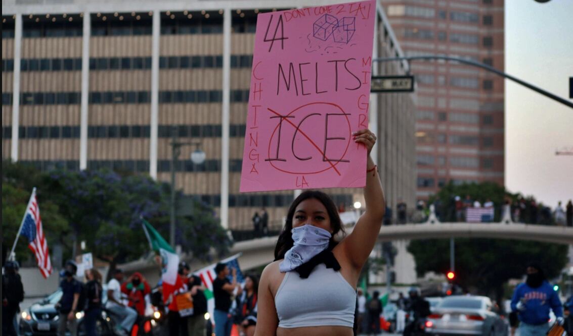Protestas en el centro de Los Ángeles en contra de ICE y las redadas migratorias continúan por sexto día a unas horas del toque de queda, el 11 de junio de 2025, que por segundo día emitió, el día de ayer, la alcaldesa Karen Bass. Foto: Aimee Melo/EL UNIVERSAL