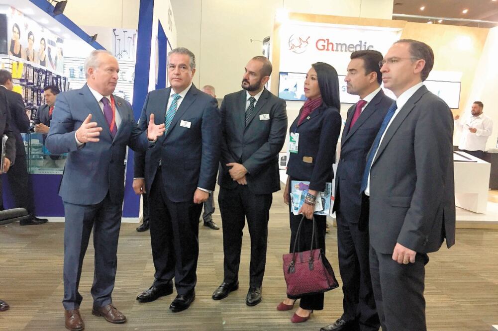 Patrick Devlyn, representante del (CCE), (segundo de der. a izq.) asistió a la inauguración de la 11 edición de la Expo Med en el World Trade Center, en la que participan 250 expositores. Foto: ESPECIAL