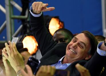 Quién es Jair Bolsonaro, el "racista", "homófobo" y defensor de la pena de muerte que ganó la primera vuelta en Brasil