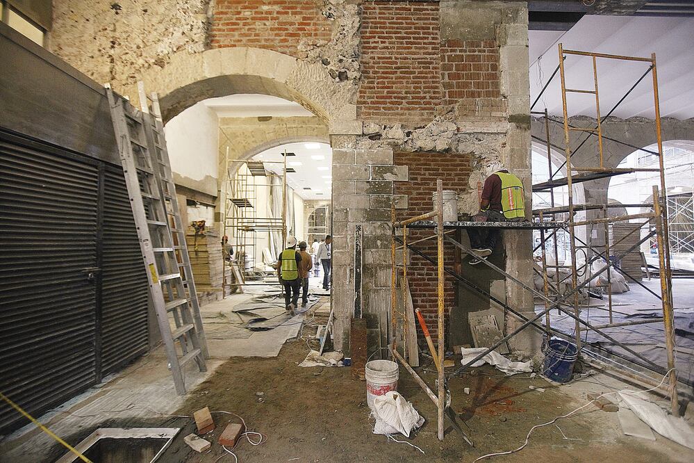 La encargada de la obra, Paula González, adelantó que el arco del siglo XVIII será rehabilitado hasta regresarle su función original (YADÍN XOLALPA. EL UNIVERSAL)