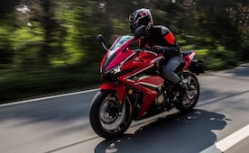 ¿Por qué usar el freno trasero de una moto al entrar en una curva?