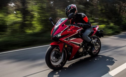 ¿Por qué usar el freno trasero de una moto al entrar en una curva?