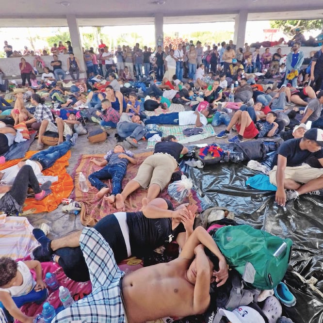 Elementos navales, hasta ayer, brindaron 160 consultas médicas y sirvieron 940 raciones de comida a los migrantes. (MARÍA DE LA LUZ ASCENCIO. EFE)