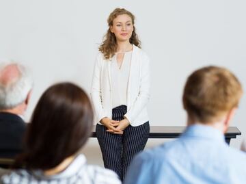 Las 10 recomendaciones para superar el miedo de hablar en público, según Harvard