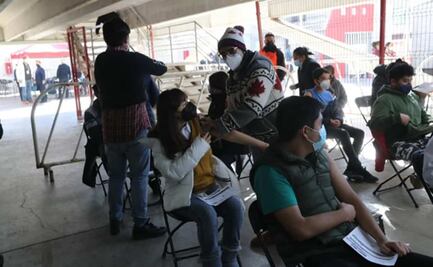 Adolescentes “ansían” volver a clases presenciales; acuden a vacunarse contra Covid-19 en Toluca