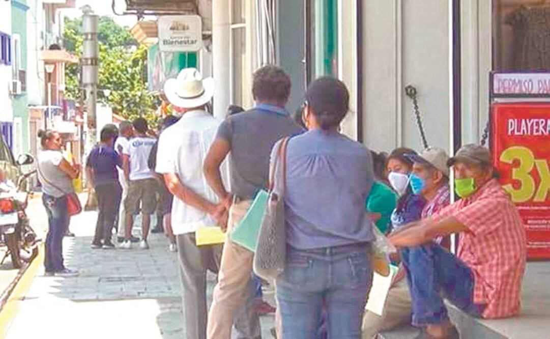 A la sucursal del Banco del Bienestar ubicada en San Andrés Tuxtla, Veracruz, principalmente acuden personas de la tercera edad para cobrar sus pensiones, así como beneficiarios de programas sociales del gobierno federal. Foto: FOTOS: ESPECIAL
