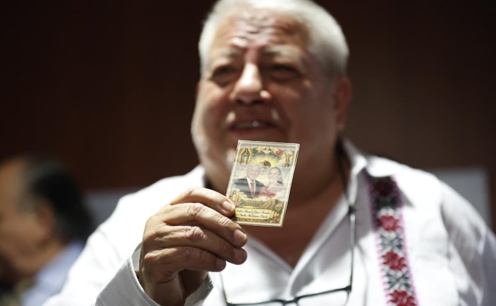 Senador Manuel Rafael Huerta con estampa religiosa de Claudia Sheinbaum y López Obrador. 24 de marzo de 2026. Foto: Diego Simón Sánchez.