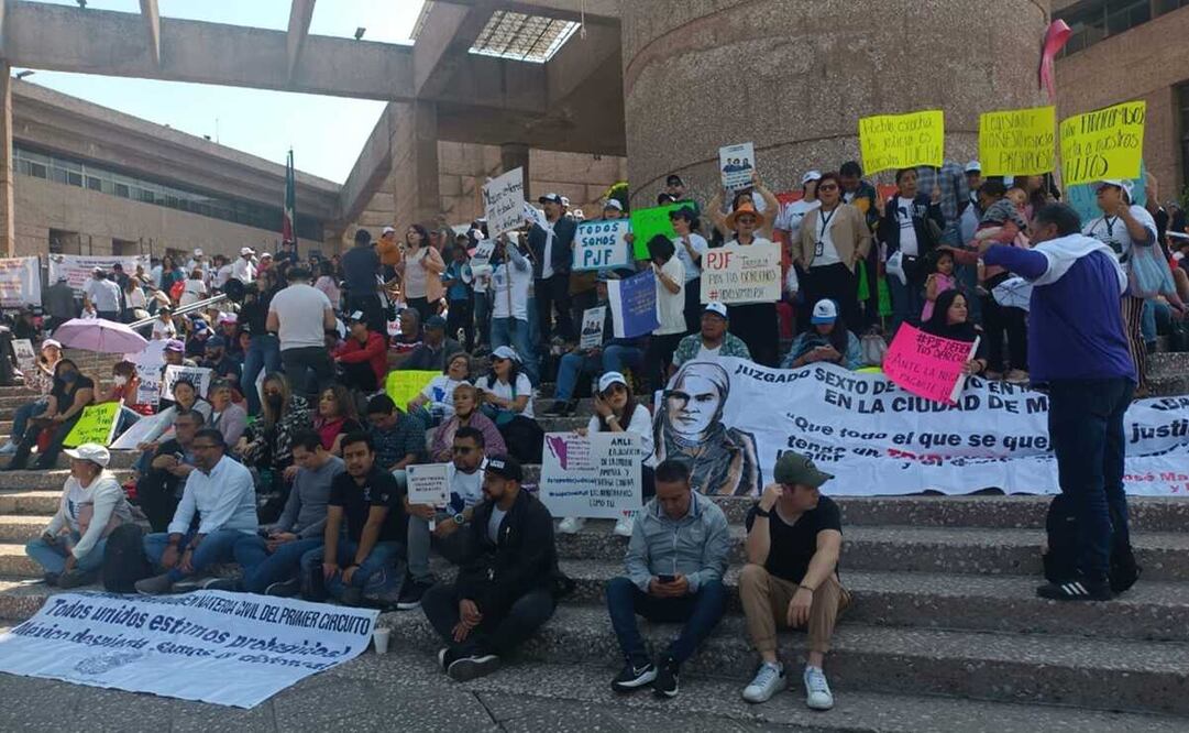 Un grupo se mantiene desde temprano lanzando consignas contra la desaparición de los 13 fideicomisos. Foto: Manuel Espino / El Universal