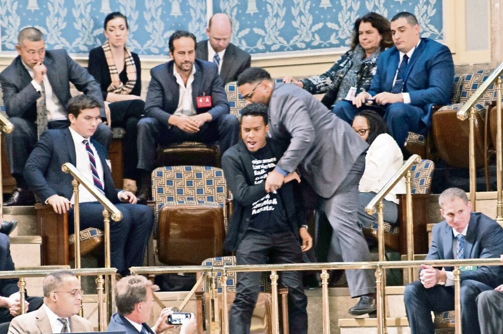 Un manifestante comenzó a gritar durante la sesión del Congreso en la que se avaló a Donald Trump como presidente electo de Estados Unidos (CLIFF OWEN. AP)
