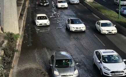 Baches y fuga de agua complican circulación en Periférico Norte