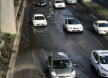 Baches y fuga de agua complican circulación en Periférico Norte