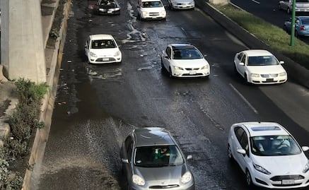 Baches y fuga de agua complican circulación en Periférico Norte