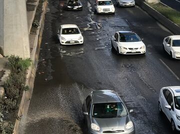 Baches y fuga de agua complican circulación en Periférico Norte