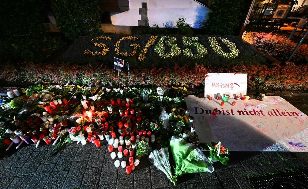 Velas, flores y la inscripción "¿Por qué? No estás solo" se muestran cerca del área donde tres personas murieron y varias resultaron heridas durante un ataque con cuchillo durante un festival de la ciudad en Solingen. Foto: AFP