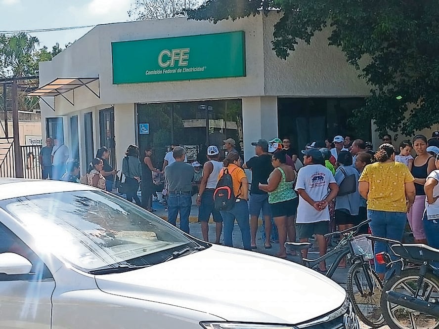 Habitantes del municipio de Conkal se manifestaron ante las instalaciones de la CFE. Foto: Especial