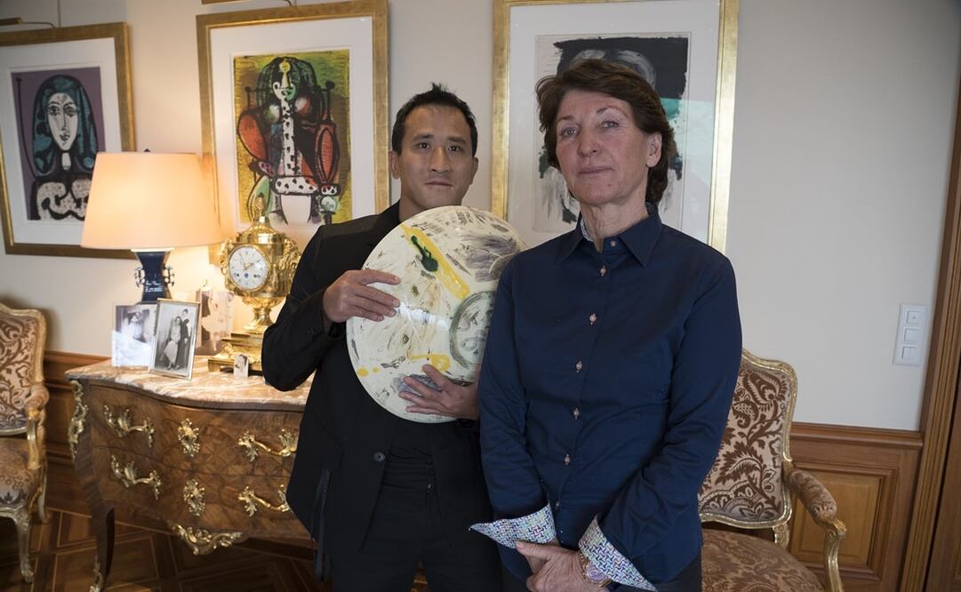 La nieta de Picasso, Marina Picasso, y su hijo Florian. Foto: AP Photo/Boris Heger