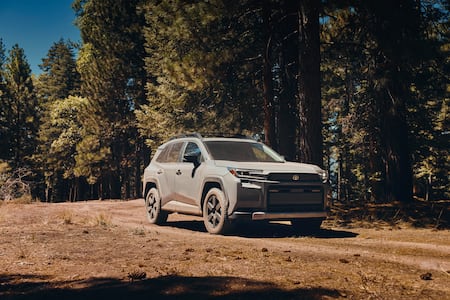 Toyota RAV4 Woodland HEV 2026: eficiencia híbrida y espíritu off-road en una sola SUV