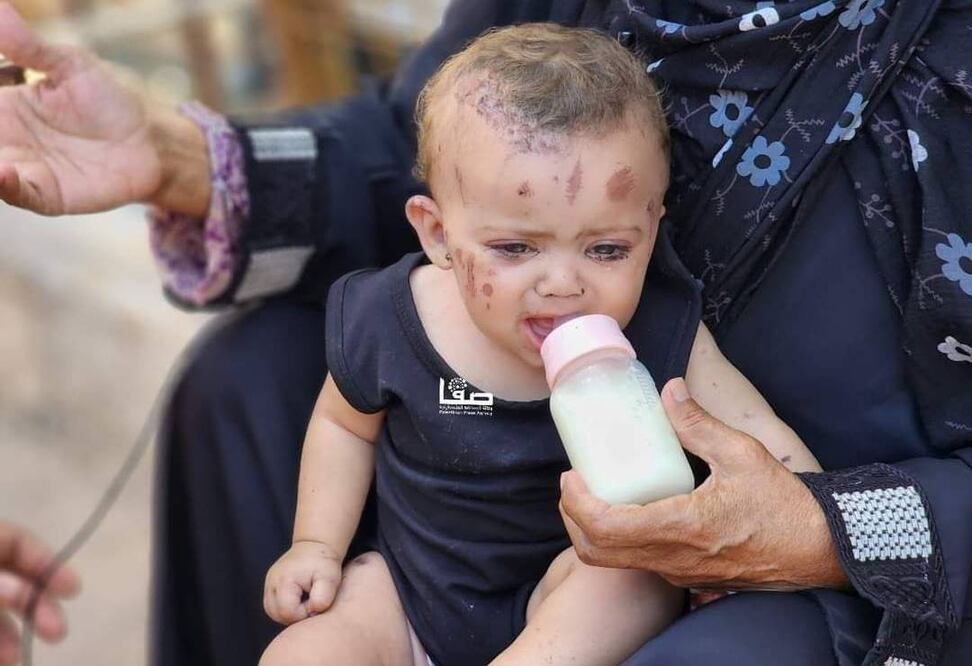 Envuelta en un vestido negro, con el rostro lleno de heridas, la niña causó una gran conmoción en el patio del hospital Naser, lugar de encuentro de familias que buscan a sus allegados desaparecidos o vienen a depositar heridos. Foto: X @QudsNen
