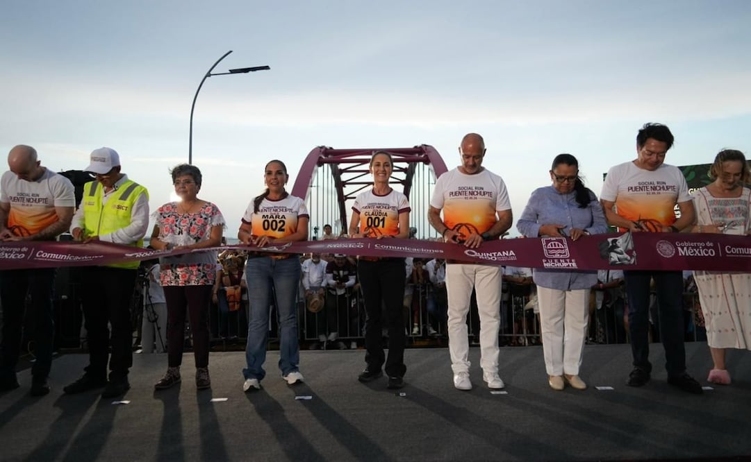 Autoridades federales y estatales cortan el listón de inauguración del Puente Vehicular Nichupté en Cancún. Foto: Especial.