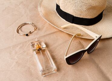 ¿Qué pasa si te pones perfume en la playa?