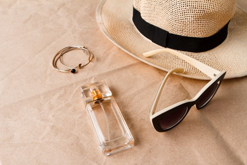 Cuida tu piel y huele delicioso con estos consejos para usar perfume en la playa. Foto: Freepik