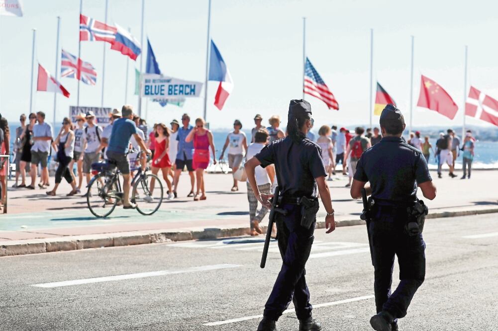 La policía patrulla el Paseo de los Ingleses, dos días después de que un hombre embistiera con su camión a la multitud. El EI dijo que uno de sus “soldados” fue el atacante (FRANCOIS MORI. AP)