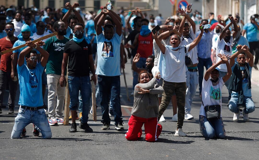 Los opositores al régimen eritreo reaccionan durante una protesta contra una conferencia pro-régimen seguida de enfrentamientos con la policía israelí, en Tel Aviv. Foto: EFE