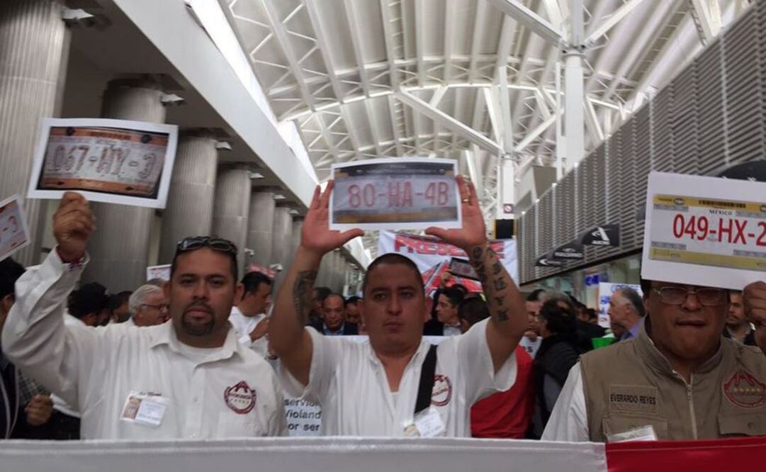 Taxistas se manifiestan contra Uber en Terminal 1 del AICM