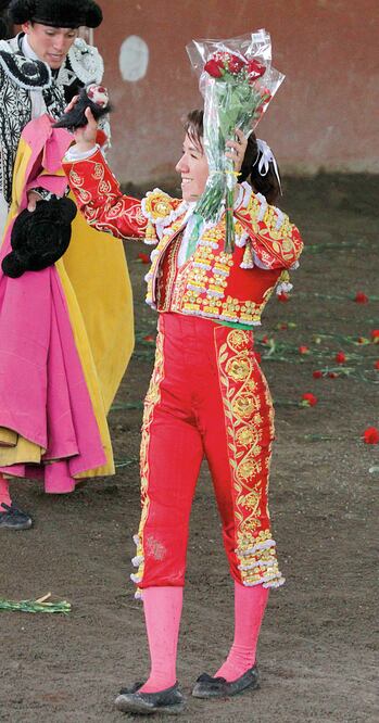 La matadora fue arropada por sus seguidores, que le regalaron rosas (CARLOS MEJÍA. EL UNIVERSAL)