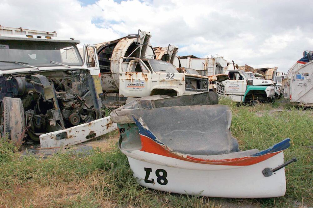 La devaluación del peso frente al dólar desincentiva a transportistas a suma rse al programa, pues pagarían un mayor precio por los nuevos camiones (ARCHIVO EL UNIVERSAL)