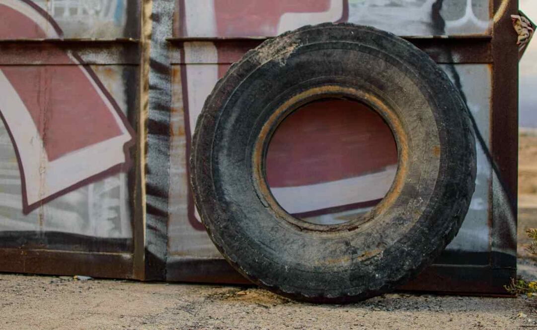 Las llantas usadas son muy contaminantes por ello se deben desechar de la manera correcta. Imagen: Unsplash 