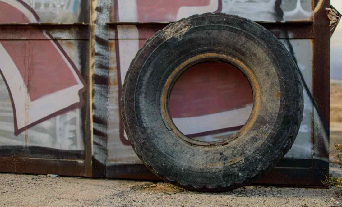 Las llantas usadas son muy contaminantes por ello se deben desechar de la manera correcta. Imagen: Unsplash