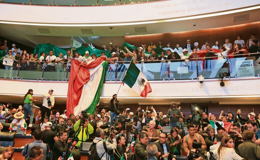 Una parte del contingente subió a los palcos de visitantes y prensa coreando consignas como “¡el Poder Judicial no va a caer, no va a caer!”. Foto: Berenice Fregoso / EL UNIVERSAL