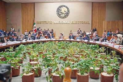 Secretario ejecutivo del INE obtiene suspensión provisional por reducción salarial