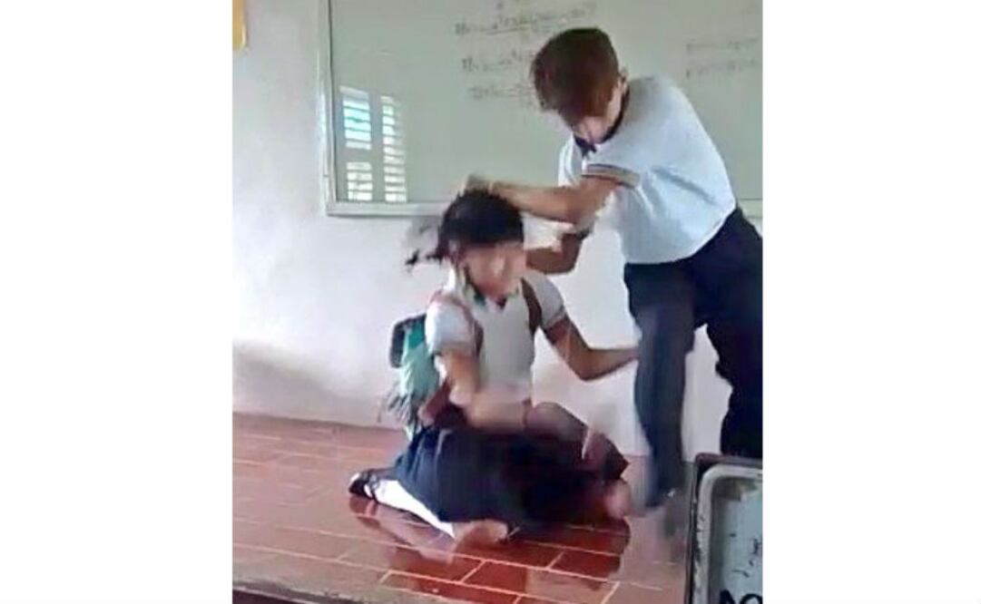 La Secretaría de Educación de esa entidad confirmó la veracidad del video difundido en redes sociales, que ilustra la agresión física que sufre una alumna a manos de otro estudiante. FOTO: ESPECIAL