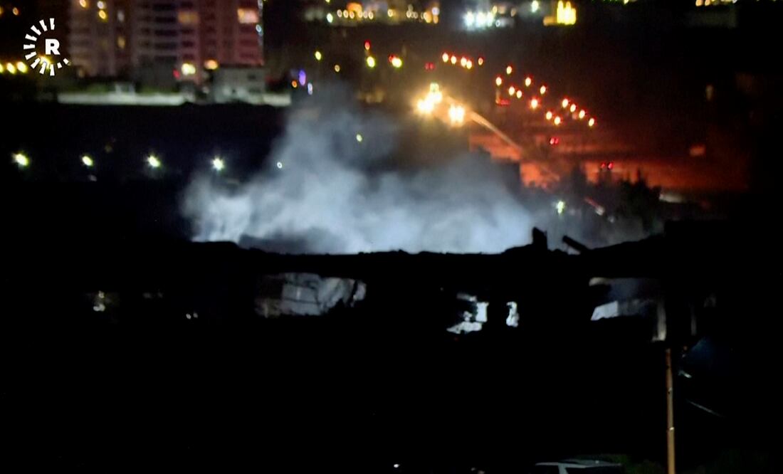 Esta imagen --tomada de un video proporcionado por la televisora Rudaw TV-- muestra humo que sale desde un edificio alcanzado por un ataque, el martes 16 de enero de 2024, en Erbil, Irak. (Rudaw TV vía AP)