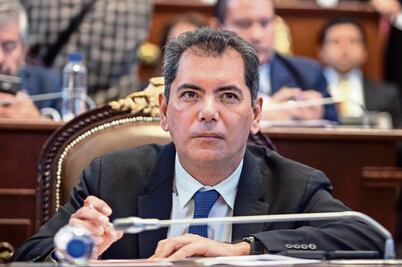 Acusan a titular de finanzas de "voltear bandera"