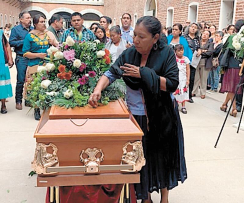 En el patio central del Museo Regional de Sonora decenas de yaquis dieron el adiós a la historiadora Raquel Padilla Ramos, asesinada el 7 de este mes. Foto/AMALIA ESCOBAR. EL UNIVERSAL