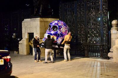 Por aglomeraciones retiran exposición "Mexicráneos" de Paseo de la Reforma