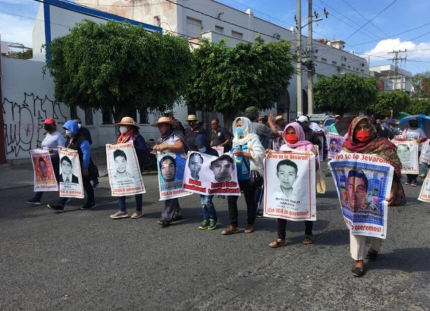Normalistas de Ayotzinapa causan destrozos en instalaciones del PRD en Guerrero
