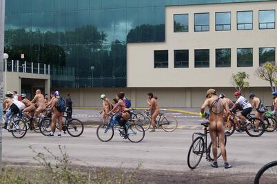 Celebran séptima edición de rodada ciclonudista en Puebla