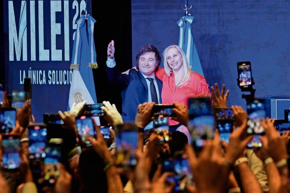 Javier Milei, quien fue electo como presidente de Argentina, junto con su hermana Karina Milei, durante su discurso como triunfador de los comicios, ayer en Buenos Aires. Foto: Natacha Pisarenko / AP