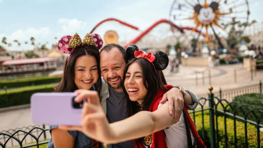 Disfruta de los eventos de temporada en Disneyland 2026 con tu familia. Foto: Disneyland