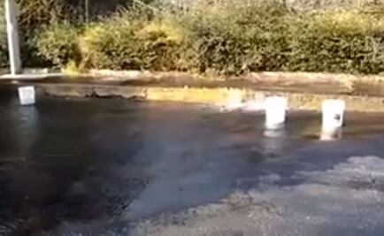 Denuncian que fuga de agua lleva 24 horas en Periférico