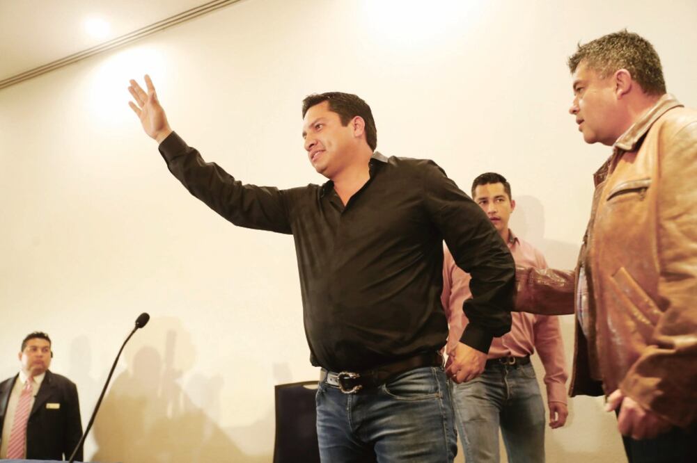 “Me siento sano de cualquier cosa, me siento seguro y simplemente involucrado en una situación incómoda, no más” JULIÓN ÁLVAREZ Cantante (LUIS CORTÉS. EL UNIVERSAL)