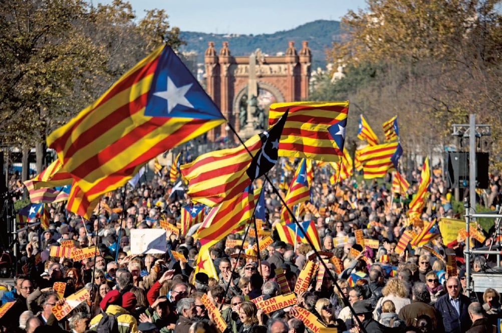 Independentistas ondean banderas “estelada s”, durante una manifestación, el 22 de noviembre, en favor del proceso secesionista catalán, en Barcelona (EMILIO MORENATTI. AP)