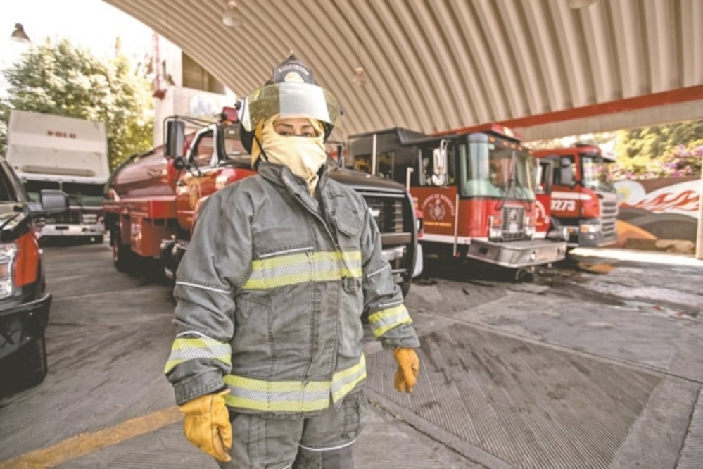 Bomberos apoyan en trasladar pacientes Covid en la CDMX