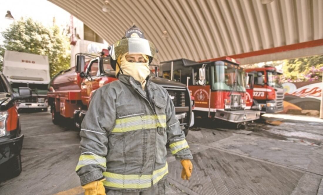 Bomberos apoyan en trasladar pacientes Covid en la CDMX